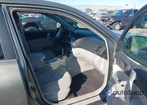 2011 Toyota Highlander Base V6 z USA, uszkodzony, nr VIN 5TDZK3EH7BS047396